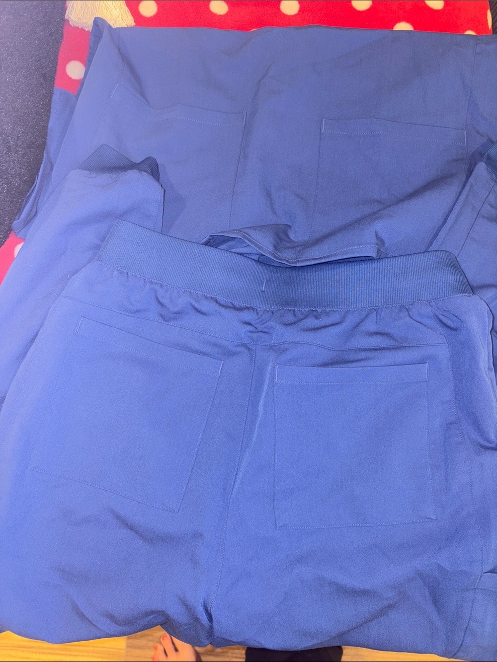 Fabletics Women’s Scrub Set - Picture 2 of 3